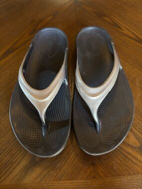 OOFOS OoLaLa LUX Metallic Silver Thong RECOVERY Flip Flop SANDALS - Women’s 6 US